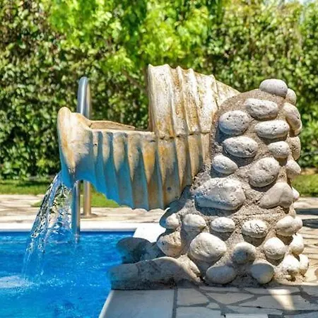 Mit Pool Fuer 4 Personen Und 2 *