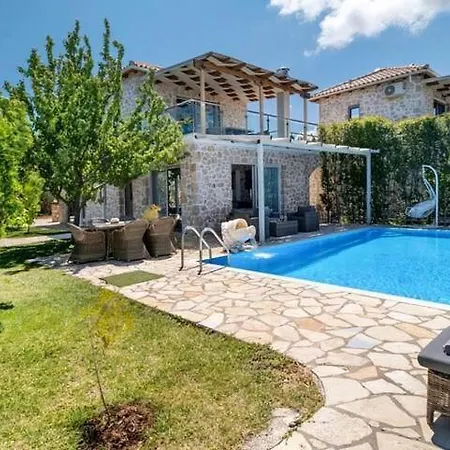 Mit Pool Fuer 4 Personen Und 2 Tsoukaladhes