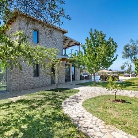 Mit Pool Fuer 4 Personen Und 2 Holiday home Tsoukaladhes