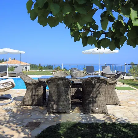 Mit Pool Fuer 4 Personen Und 2 Tsoukaladhes