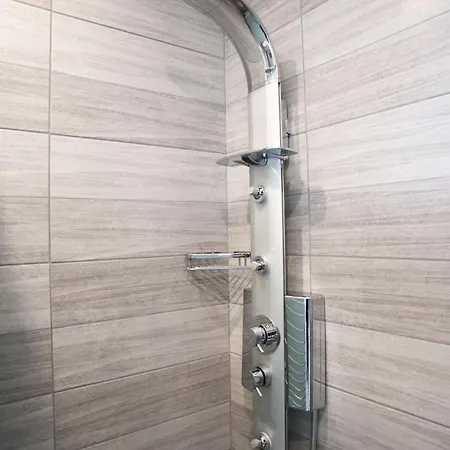 Mit Pool Fuer 4 Personen Und 2 * Tsoukaladhes