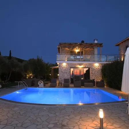 Mit Pool Fuer 4 Personen Und 2 Tsoukaladhes