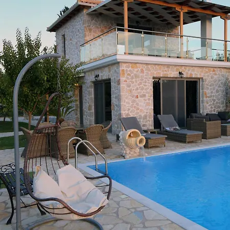 Mit Pool Fuer 4 Personen Und 2