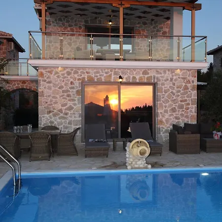 Mit Pool Fuer 4 Personen Und 2 Holiday home *