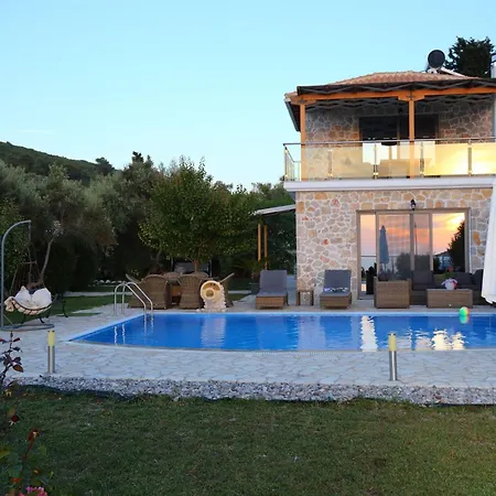 Mit Pool Fuer 4 Personen Und 2 Holiday home Tsoukaladhes